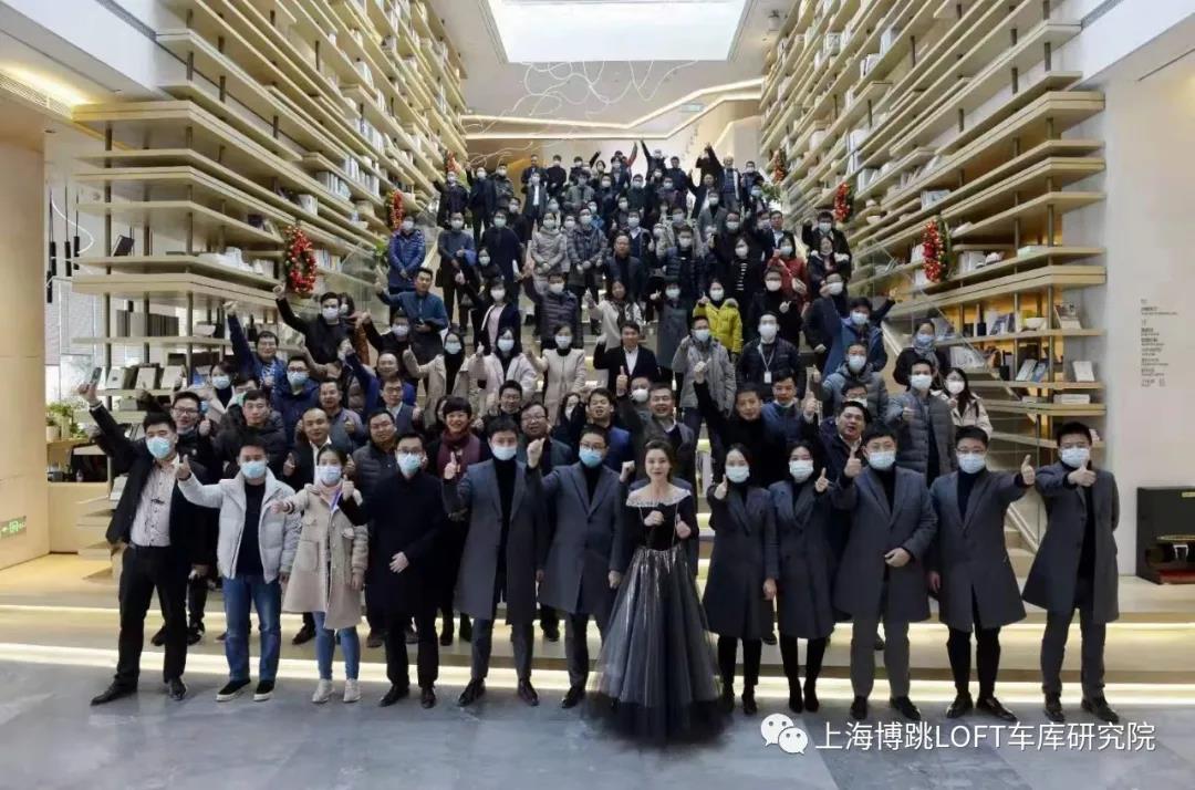 东城全国一百多人在华侨城汉口道6号参观研讨LOFT专利车库技术！
